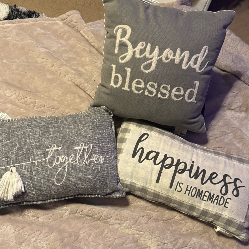 3 grey accents pillows like new